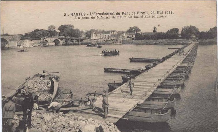 Nantes_L-Ecroulement_du_Pont_de_Pirmil_le_pont_de_bateau.JPG