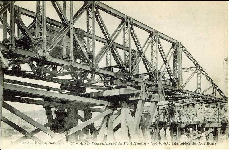 Nantes_apres_l-ecroulement_du_Pont_Maudit.jpg