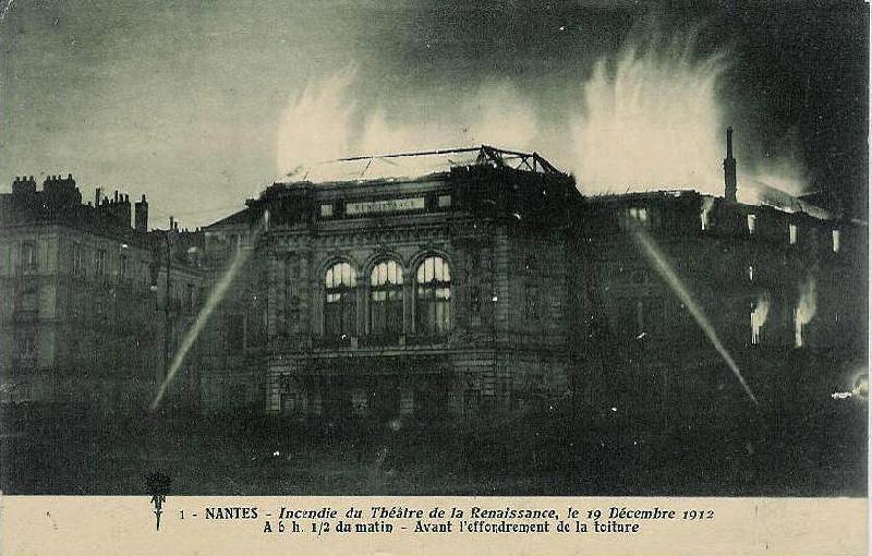 Nantes_Incendie_du_Theatre_de_la_Renaissance_Avant_l'effondrement_de_la_toiture.jpg