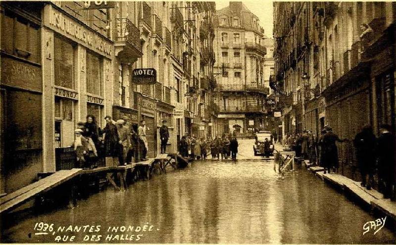 Nantes-Inondation_1936_rue_des_Halles.jpg