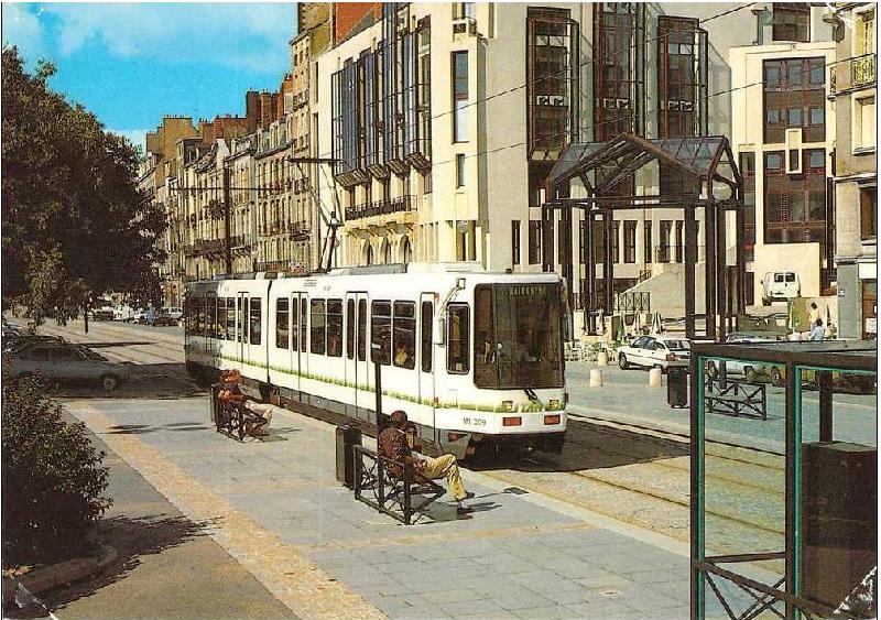 Nantes_Le_Tramway_La_Mediateque.jpg