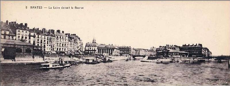 Nantes_la_Loire_devant_la_Bourse .jpg
