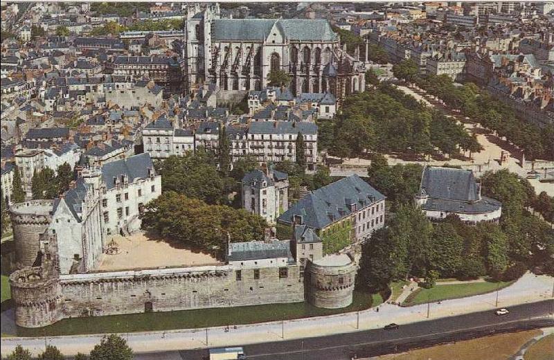 Nantes_La_Cathedrale_Cours_St_Pierre.jpg