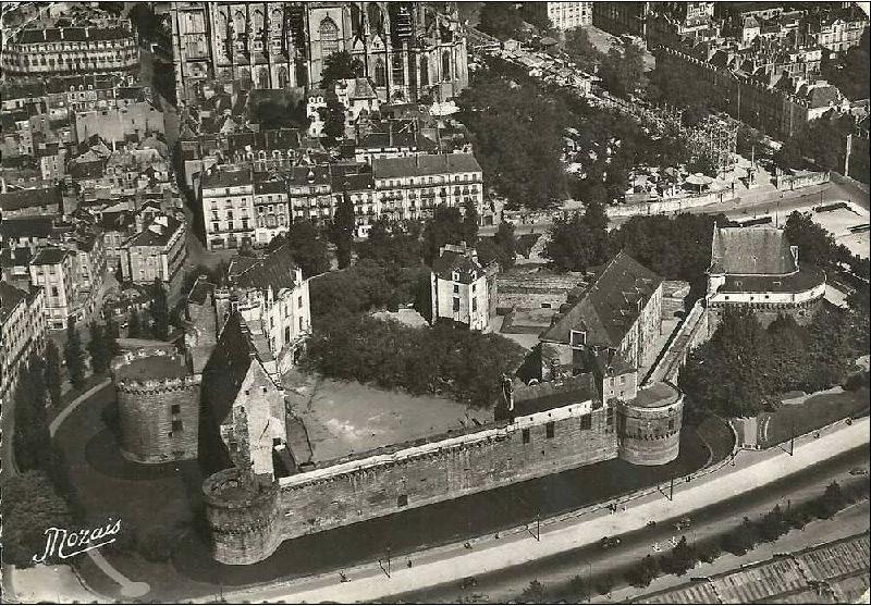 Nantes_le_chateau_vue_du_ciel .jpg