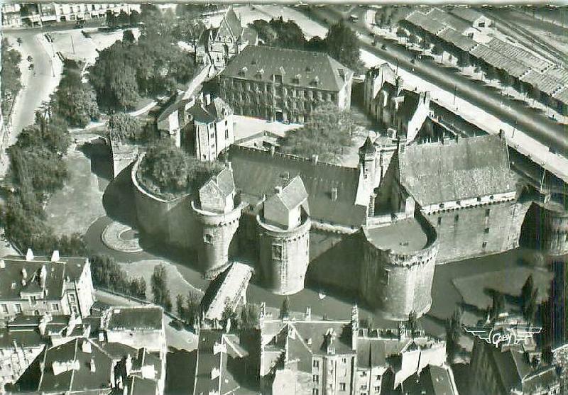 Nantes_le_chateau_vue_du_ciel.jpg