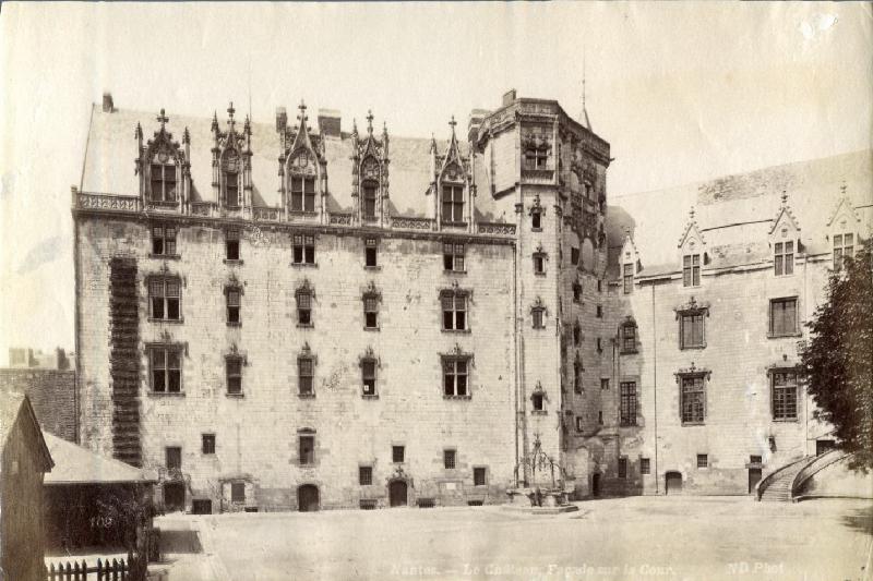 Nantes_Le_Chateau_La_Cour_interieur .jpg