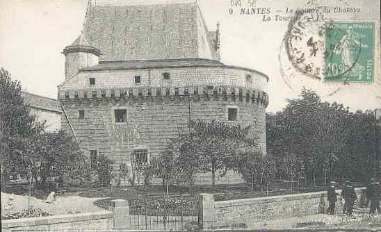 Nantes_Le_square_du_Chateau_La_Tour.jpg