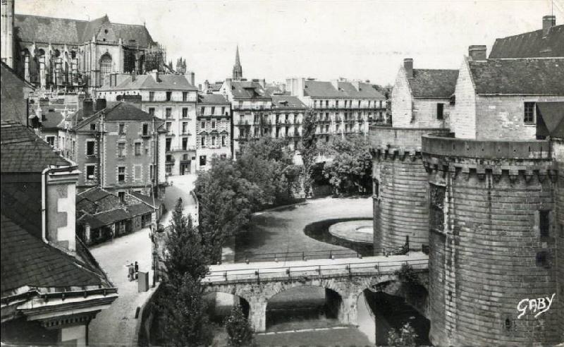 Nantes_le_Chateau_et_la_Cathedrale.jpg