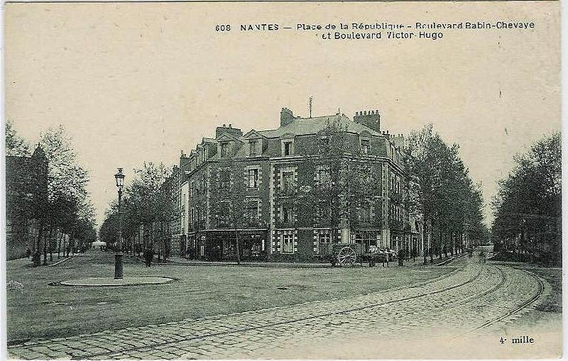 Nantes_Place_de_la_Republique_01.jpg