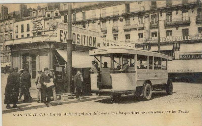 Nantes_Autobus_Place_deu_Commerce.jpg