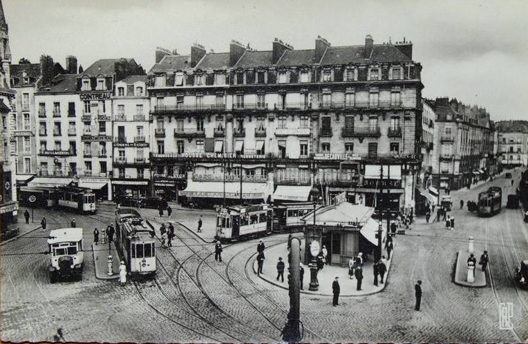 Nantes_Place_du_Commerce.JPG