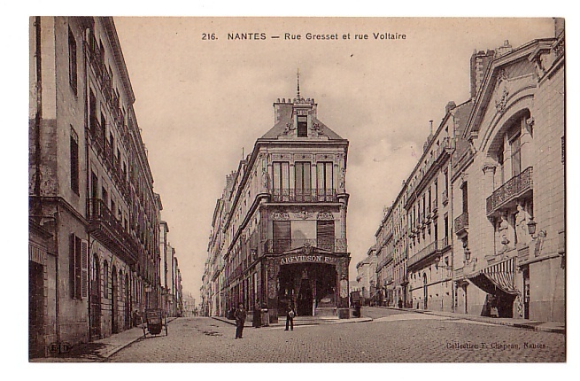 Nantes_Rue_Gresset_et_rue_Voltaire.jpg