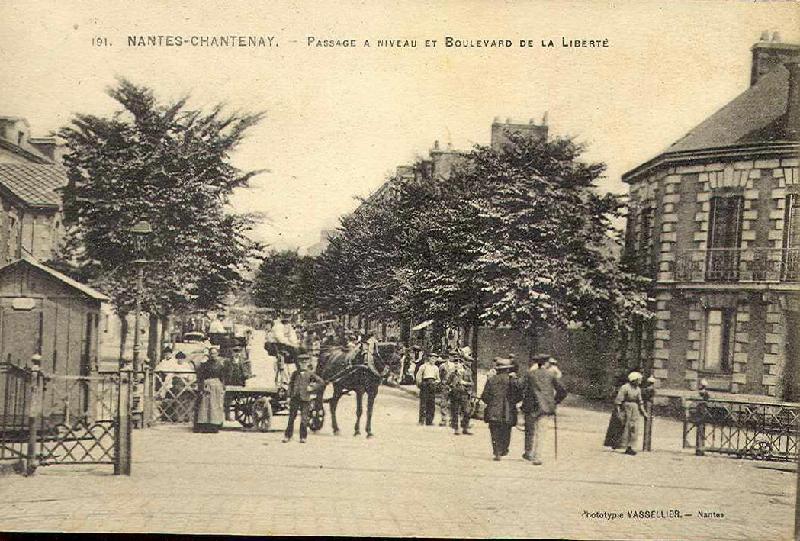 Chantenay_Passage_a_niveau_et_Boulevard_de_la_Liberte.jpg