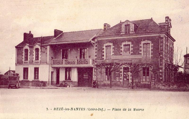 Rezé_les_Nantes_place_de_la_Mairie.jpg