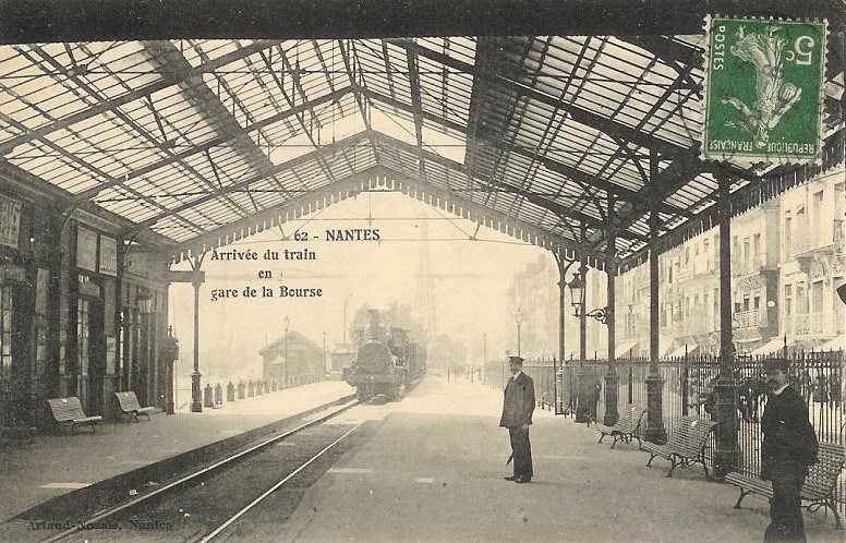 Nantes_Arrivee_en_Gare_de_la_Bourse.JPG