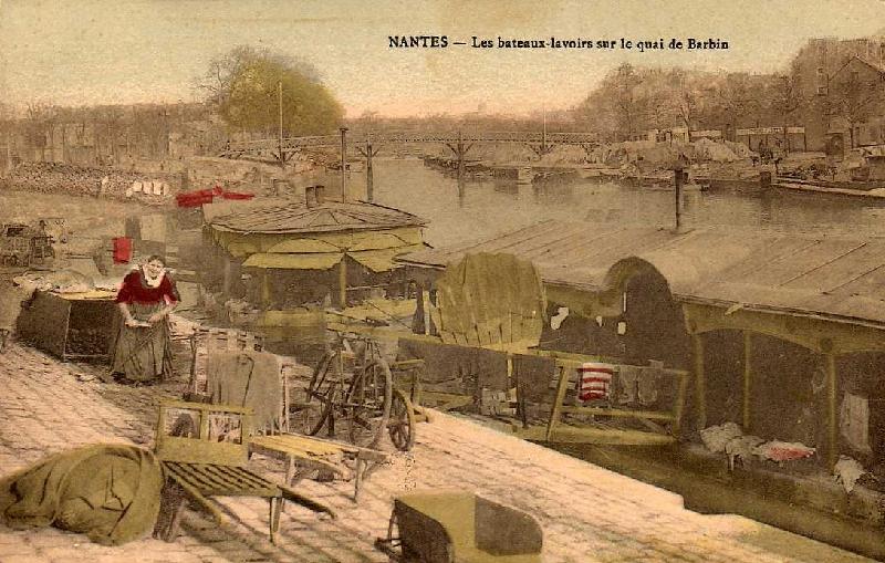 Nantes_Les_Bateaux_lavoirs_sur_le_Canal_de_Barbin_03.jpg