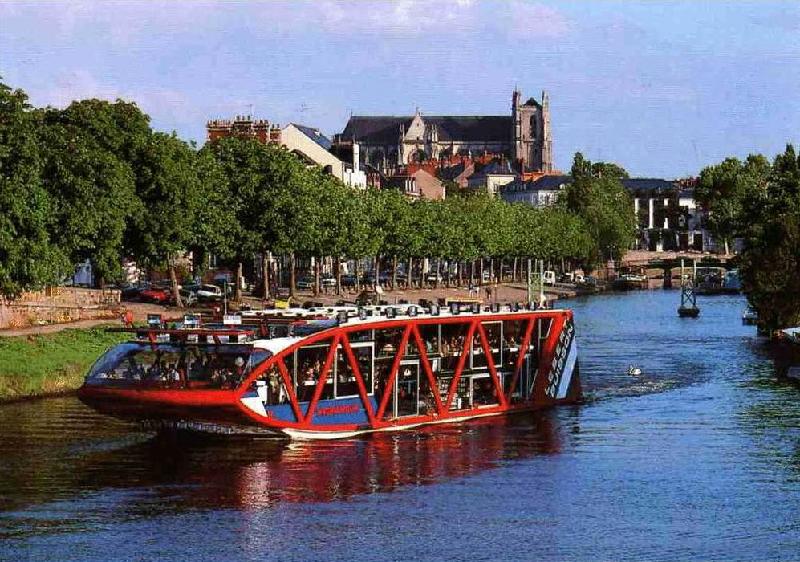 Nantes_L-Erdre_Bateau_mouche.jpg