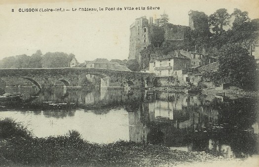 Clisson_Le_Chateau_et_le_Pont_de_Ville_sur_la_Sevre_1.jpg