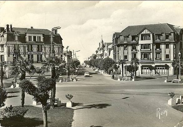 La_Baule_La Place_des_ Palmiers.jpg