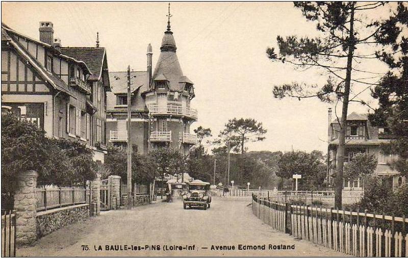 La_Baule_Les_Pins_Avenue_Edmond_Rostand.jpg