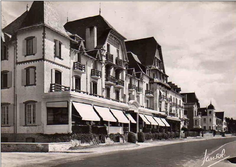 La_Baule_les_Pins_ Le_Grand_Hotel.jpg