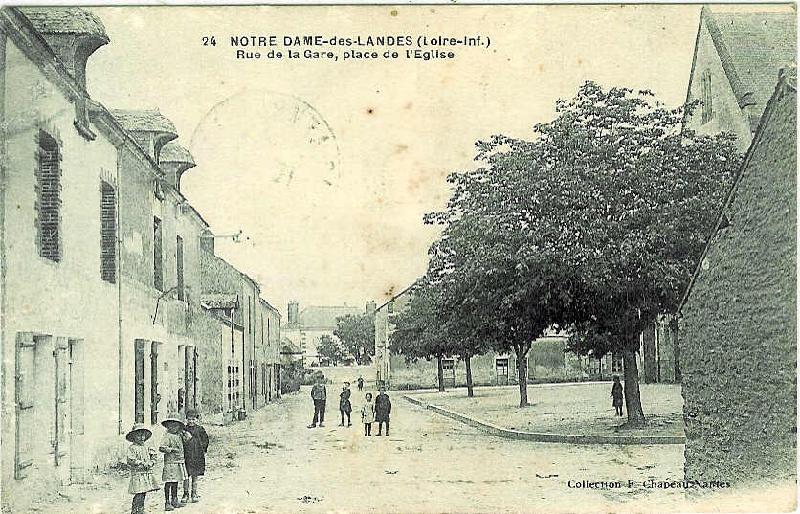 Notre-Dame-des-Landes_rue_de_la_gare_et_place_de_l-eglise.jpg