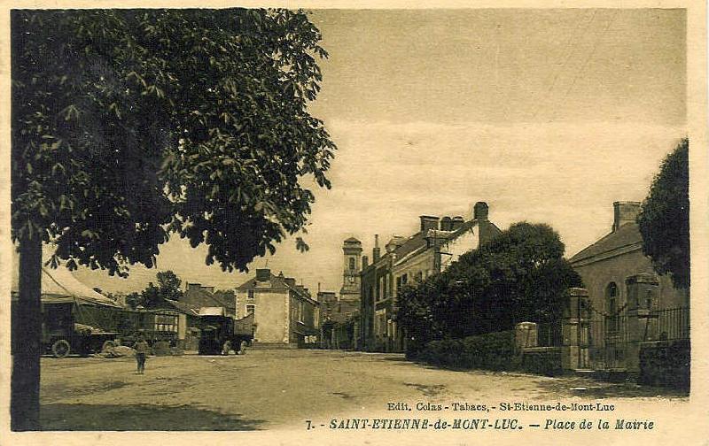 ST-Etienne-de-Mont-Luc_Place_de_la_Mairie.jpg