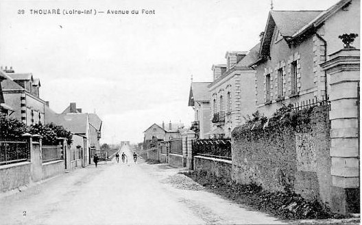 Thouare_Avenue_du_Pont_vers_la_Loire.jpg