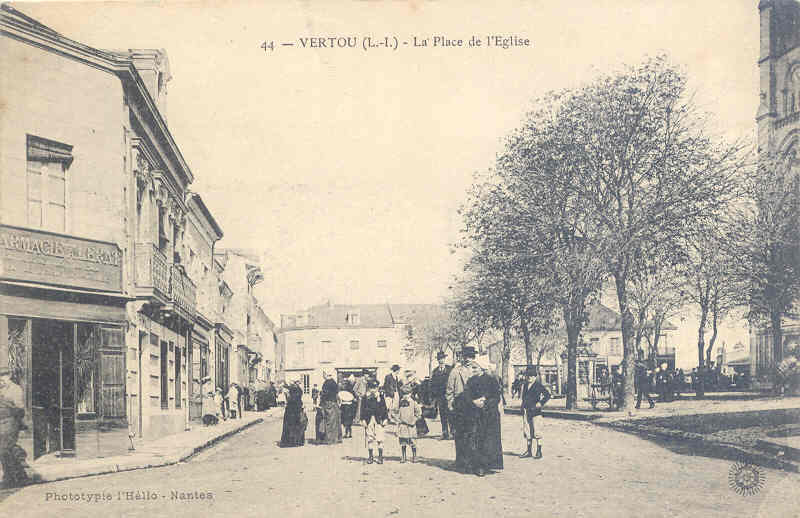 Vertou_La_Place_de_L-Eglise.jpg